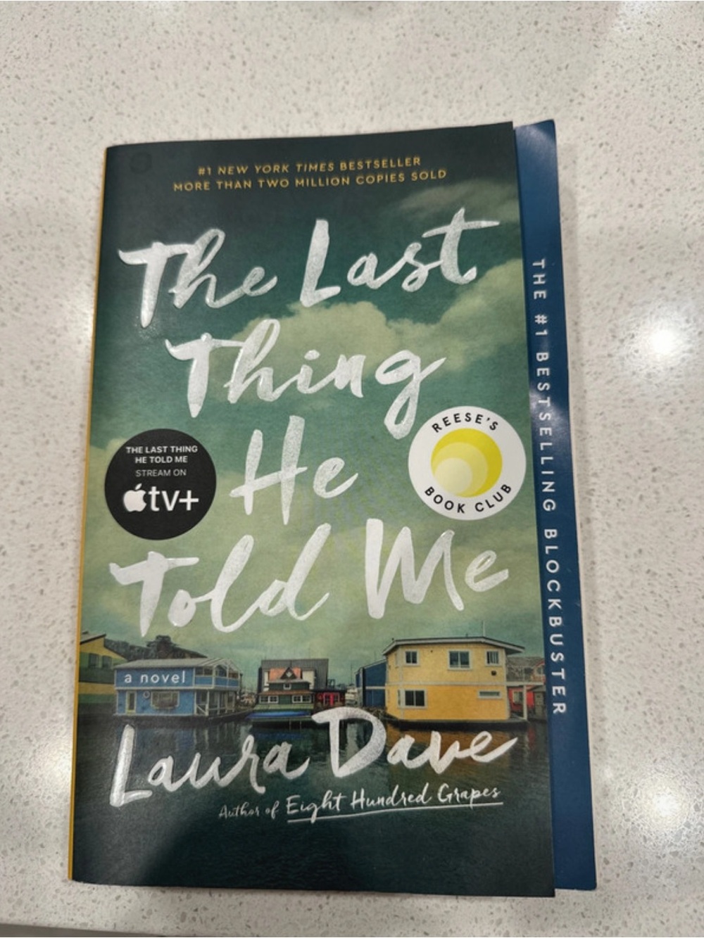 The Last Thing He Told Me by - Green Paperback Novel